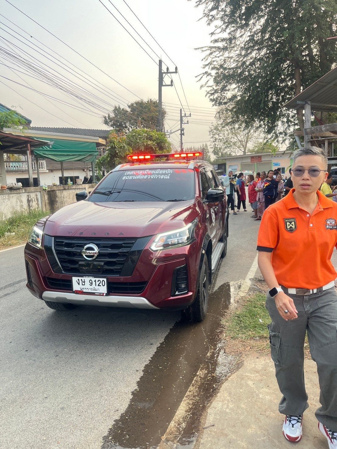 เทศบาลตำบลปักธงชัย ช่วยเหลือเบื้องต้น นางสาวทองสุข จอมจะโปะ ผู้ประสบอัคคีภัยบ้านเรือนได้รับความเสียหายทั้งหลัง