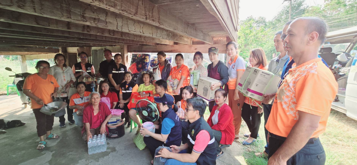 เทศบาลตำบลปักธงชัย ช่วยเหลือเบื้องต้น นางสาวทองสุข จอมจะโปะ ผู้ประสบอัคคีภัยบ้านเรือนได้รับความเสียหายทั้งหลัง