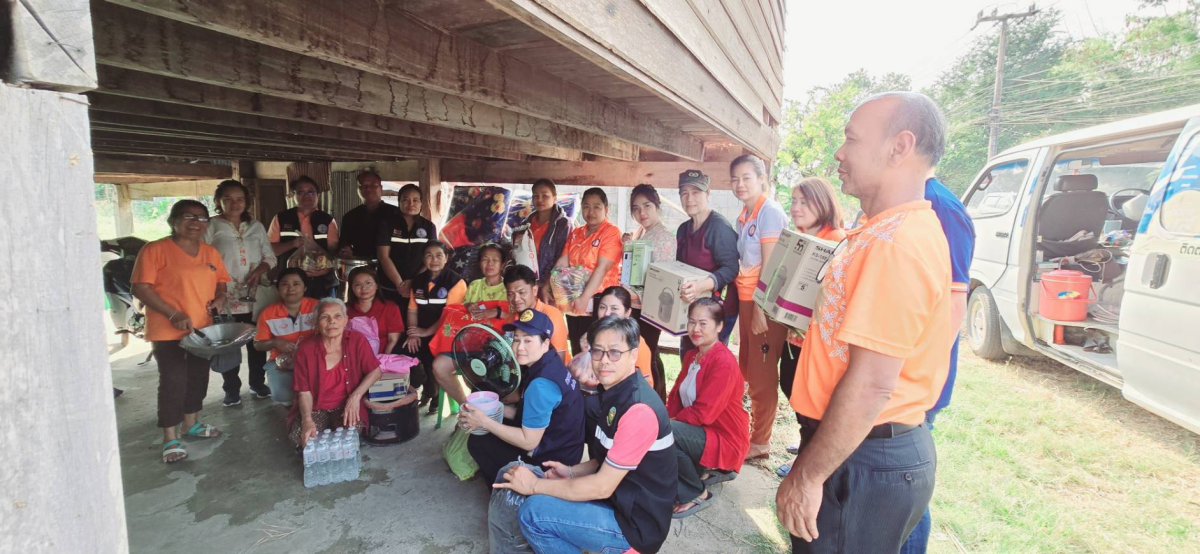 เทศบาลตำบลปักธงชัย ช่วยเหลือเบื้องต้น นางสาวทองสุข จอมจะโปะ ผู้ประสบอัคคีภัยบ้านเรือนได้รับความเสียหายทั้งหลัง