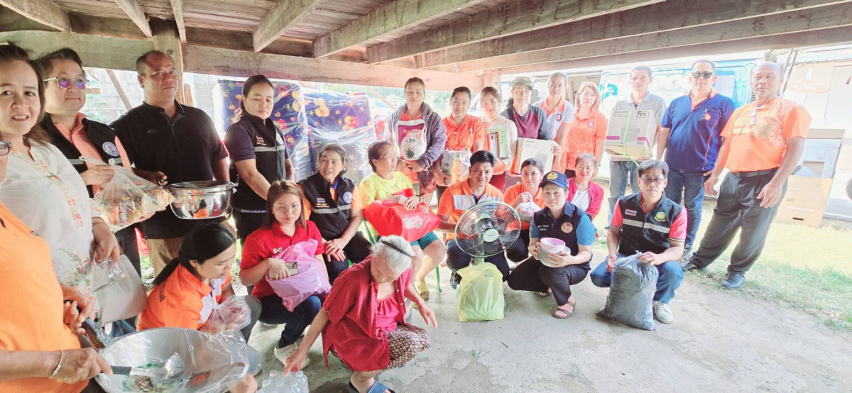 เทศบาลตำบลปักธงชัย ช่วยเหลือเบื้องต้น นางสาวทองสุข จอมจะโปะ ผู้ประสบอัคคีภัยบ้านเรือนได้รับความเสียหายทั้งหลัง