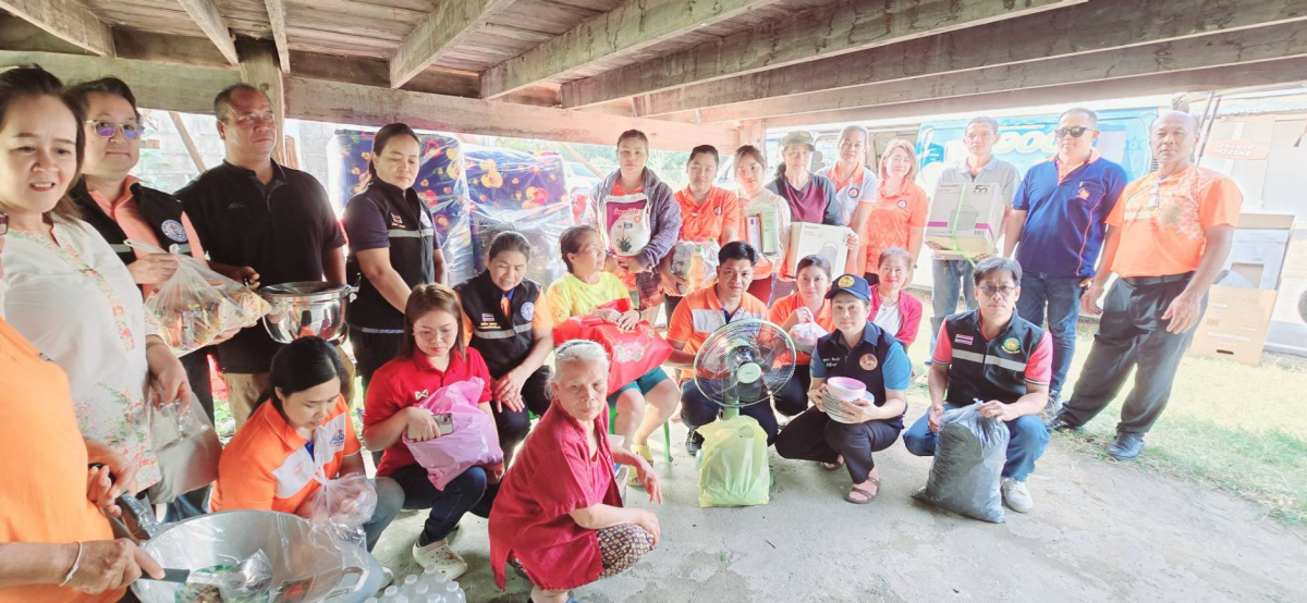 เทศบาลตำบลปักธงชัย ช่วยเหลือเบื้องต้น นางสาวทองสุข จอมจะโปะ ผู้ประสบอัคคีภัยบ้านเรือนได้รับความเสียหายทั้งหลัง