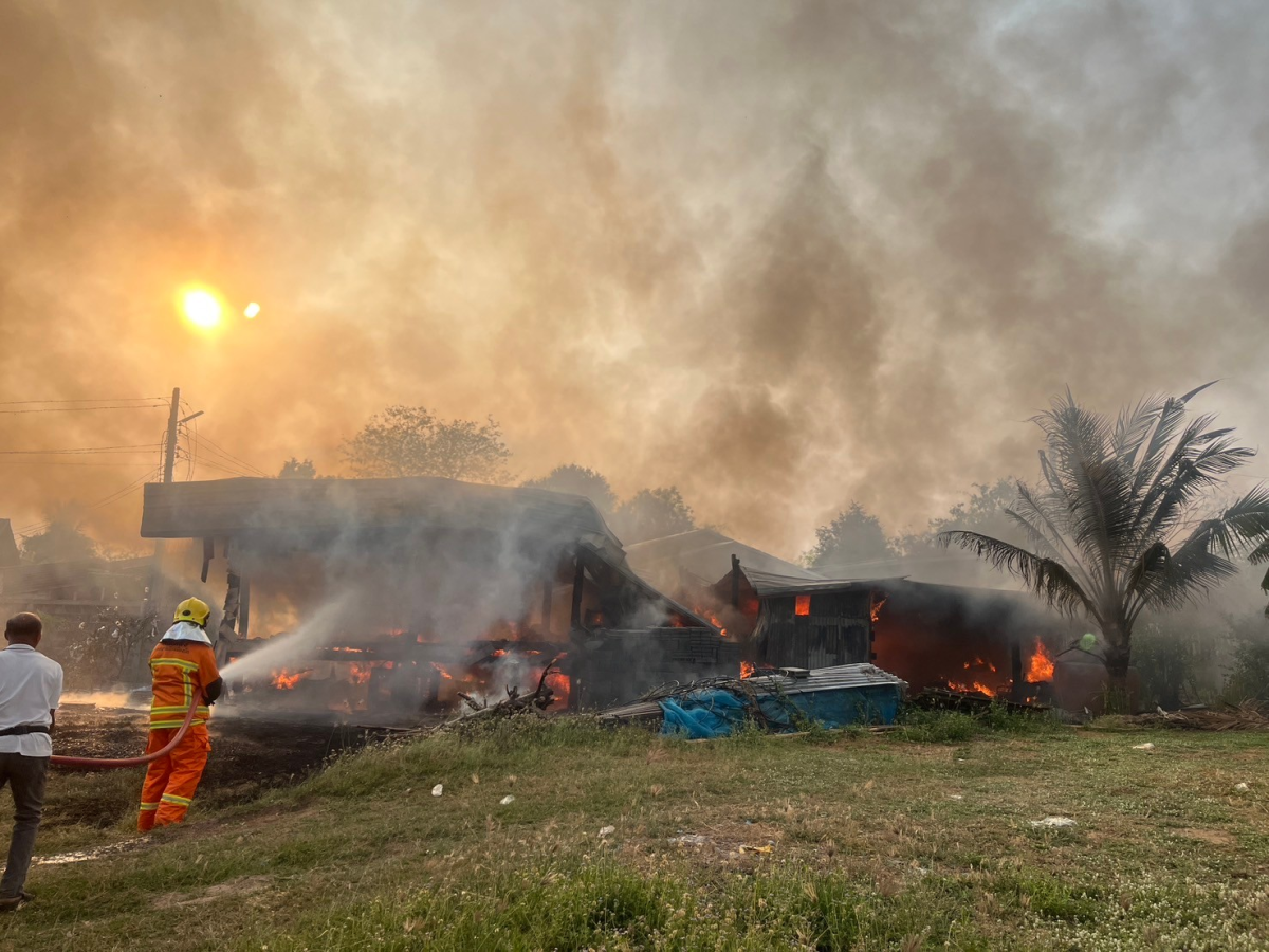 เทศบาลตำบลปักธงชัย ช่วยเหลือเบื้องต้น นางสาวทองสุข จอมจะโปะ ผู้ประสบอัคคีภัยบ้านเรือนได้รับความเสียหายทั้งหลัง