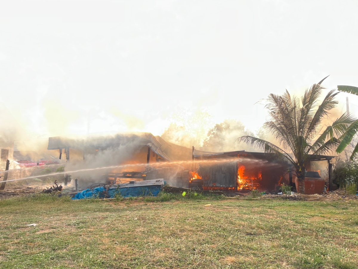 เทศบาลตำบลปักธงชัย ช่วยเหลือเบื้องต้น นางสาวทองสุข จอมจะโปะ ผู้ประสบอัคคีภัยบ้านเรือนได้รับความเสียหายทั้งหลัง
