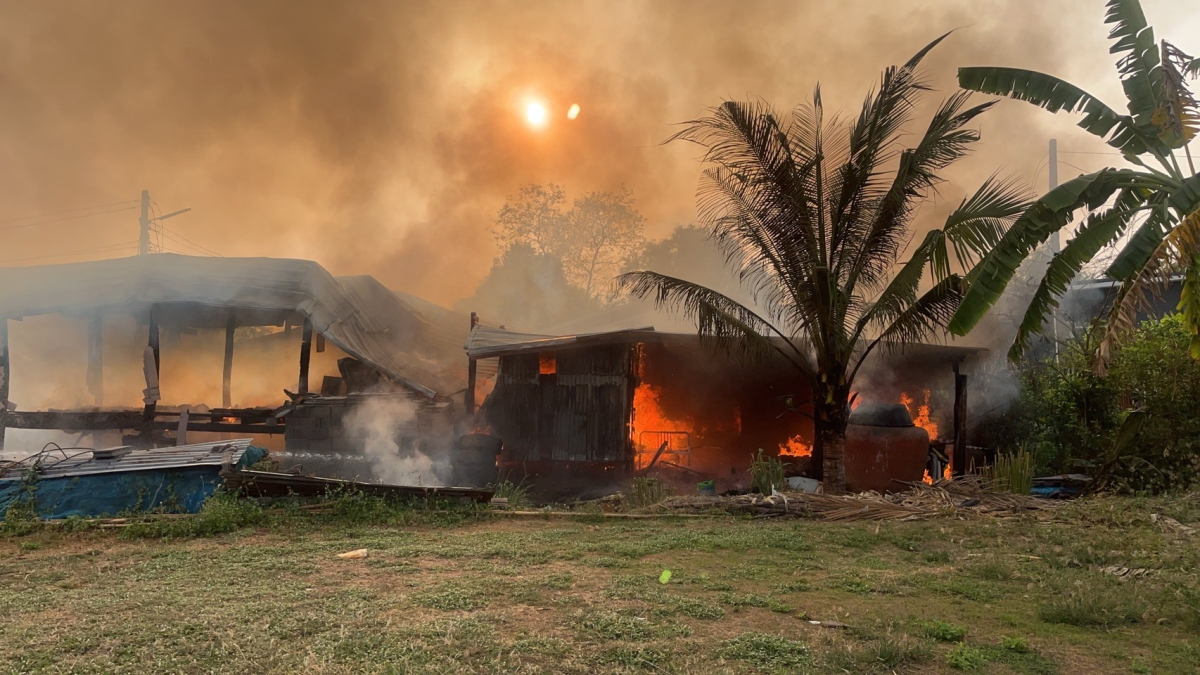 เทศบาลตำบลปักธงชัย ช่วยเหลือเบื้องต้น นางสาวทองสุข จอมจะโปะ ผู้ประสบอัคคีภัยบ้านเรือนได้รับความเสียหายทั้งหลัง