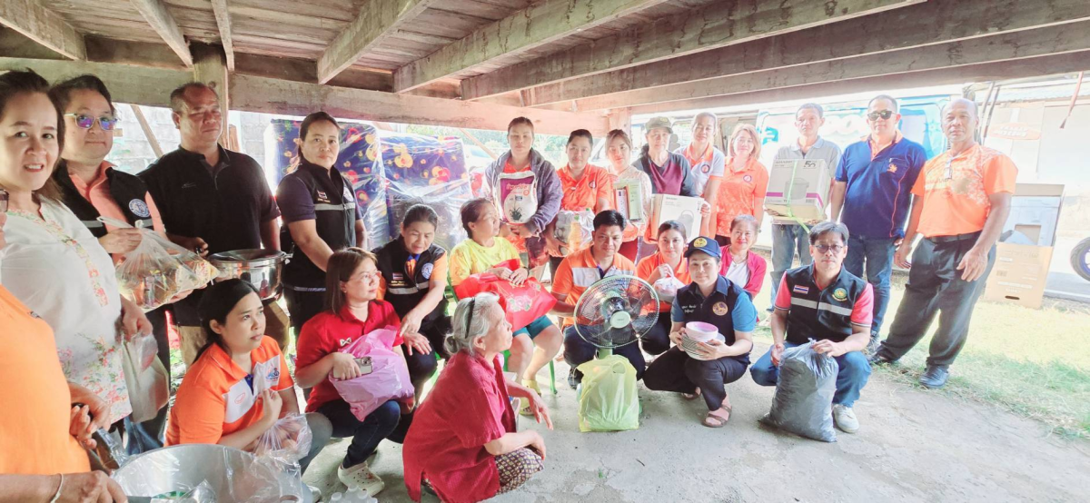 เทศบาลตำบลปักธงชัย ช่วยเหลือเบื้องต้น นางสาวทองสุข จอมจะโปะ ผู้ประสบอัคคีภัยบ้านเรือนได้รับความเสียหายทั้งหลัง