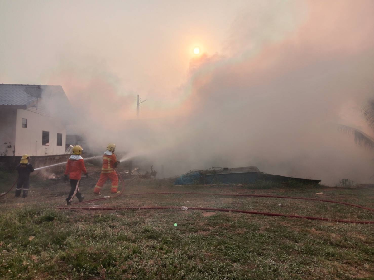 เทศบาลตำบลปักธงชัย ช่วยเหลือเบื้องต้น นางสาวทองสุข จอมจะโปะ ผู้ประสบอัคคีภัยบ้านเรือนได้รับความเสียหายทั้งหลัง