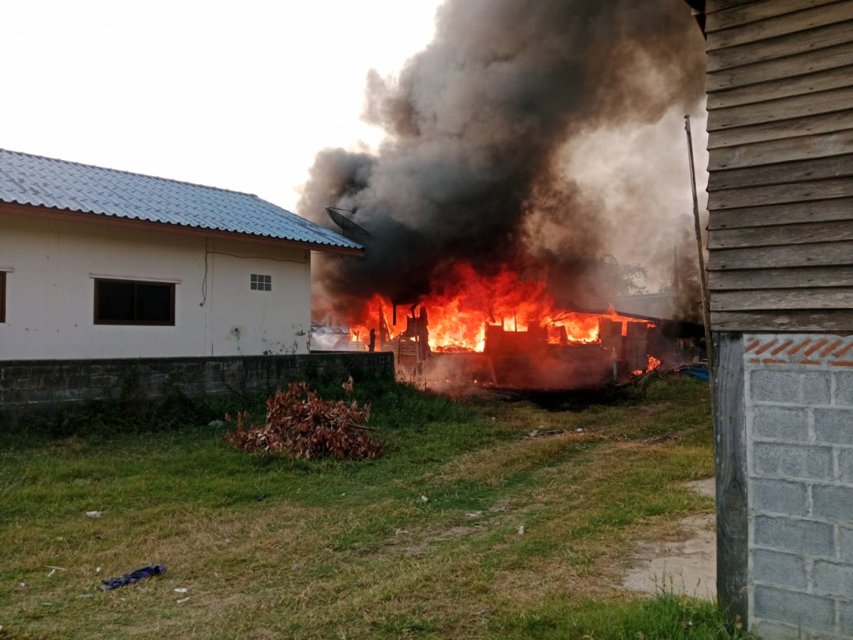 เทศบาลตำบลปักธงชัย ช่วยเหลือเบื้องต้น นางสาวทองสุข จอมจะโปะ ผู้ประสบอัคคีภัยบ้านเรือนได้รับความเสียหายทั้งหลัง