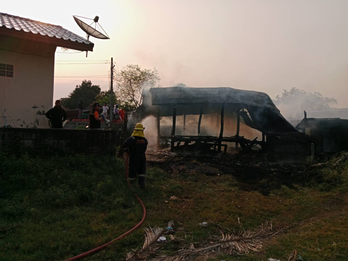 เทศบาลตำบลปักธงชัย ช่วยเหลือเบื้องต้น นางสาวทองสุข จอมจะโปะ ผู้ประสบอัคคีภัยบ้านเรือนได้รับความเสียหายทั้งหลัง