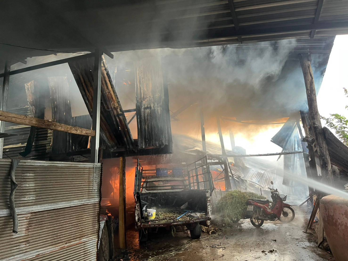 พิธีรับมอบสิ่งของในการดำรงชีพเบื้องต้นเพื่อบรรเทาความเดือดร้อนเฉพาะหน้า  แก่นางสาวทองสุข จอมจะโปะ ผู้ประสบอัคคีภัยบ้านเรือนได้รับความเสียหายทั้งหลัง