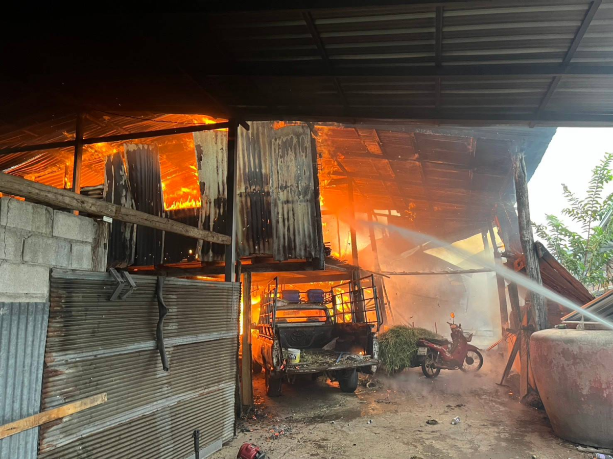 พิธีรับมอบสิ่งของในการดำรงชีพเบื้องต้นเพื่อบรรเทาความเดือดร้อนเฉพาะหน้า  แก่นางสาวทองสุข จอมจะโปะ ผู้ประสบอัคคีภัยบ้านเรือนได้รับความเสียหายทั้งหลัง