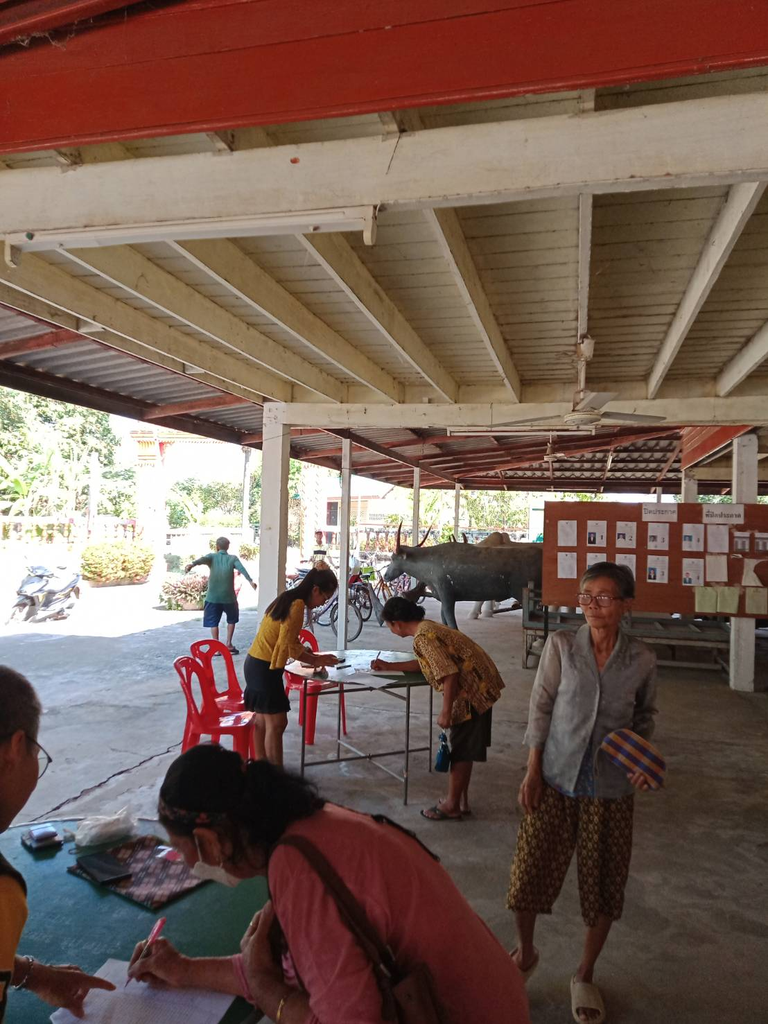 เทศบาลตำบลปักธงชัย ออกจ่ายเบี้ยยังชีพผู้สูงอายุ ผู้พิการ ผู้ป่วยฯ และบริการจัดเก็บค่าธรรมเนียมการเก็บขนขยะ ประจำเดือนมีนาคม 2568