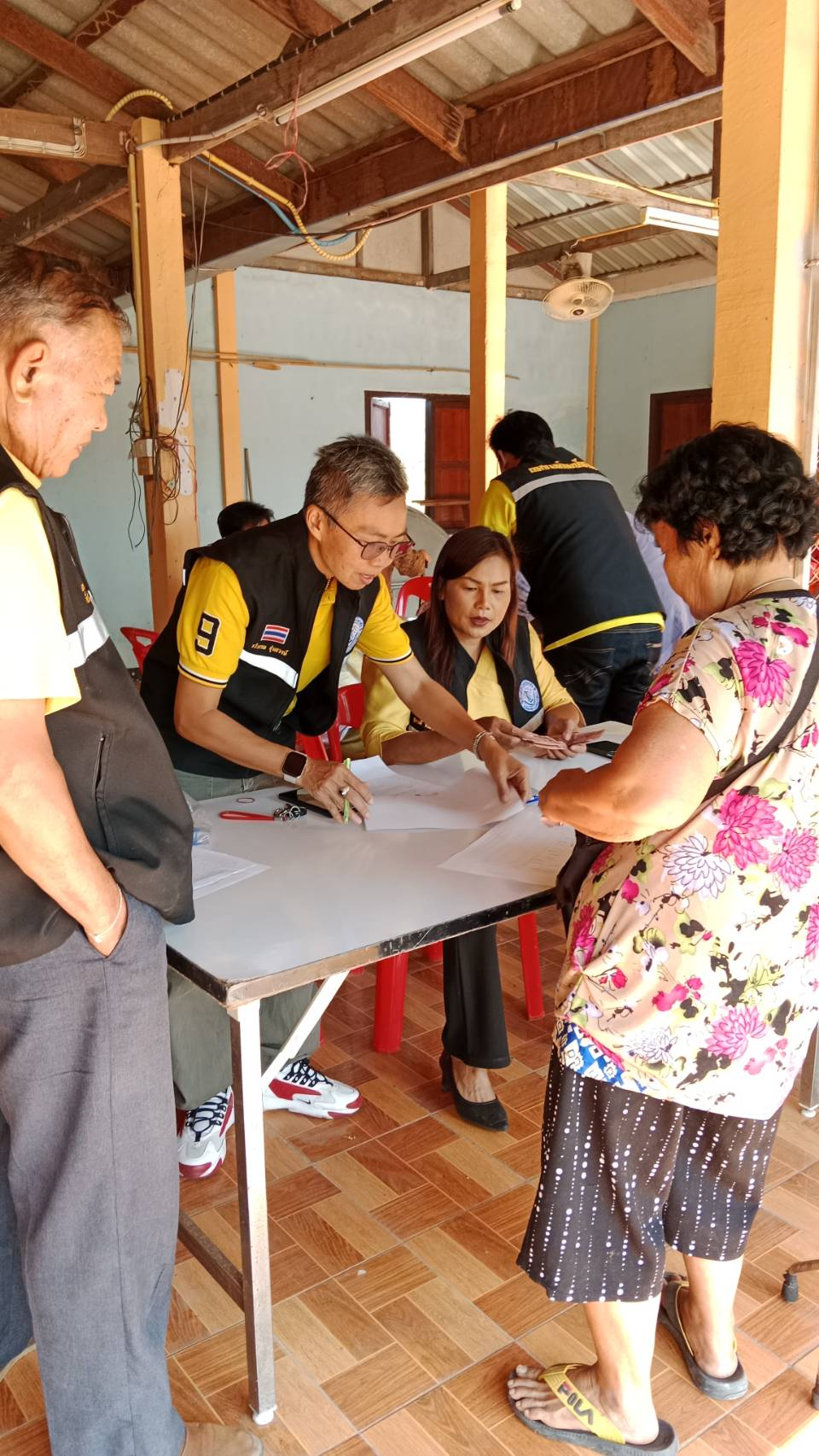 เทศบาลตำบลปักธงชัย ออกจ่ายเบี้ยยังชีพผู้สูงอายุ ผู้พิการ ผู้ป่วยฯ และบริการจัดเก็บค่าธรรมเนียมการเก็บขนขยะ ประจำเดือนมีนาคม 2568