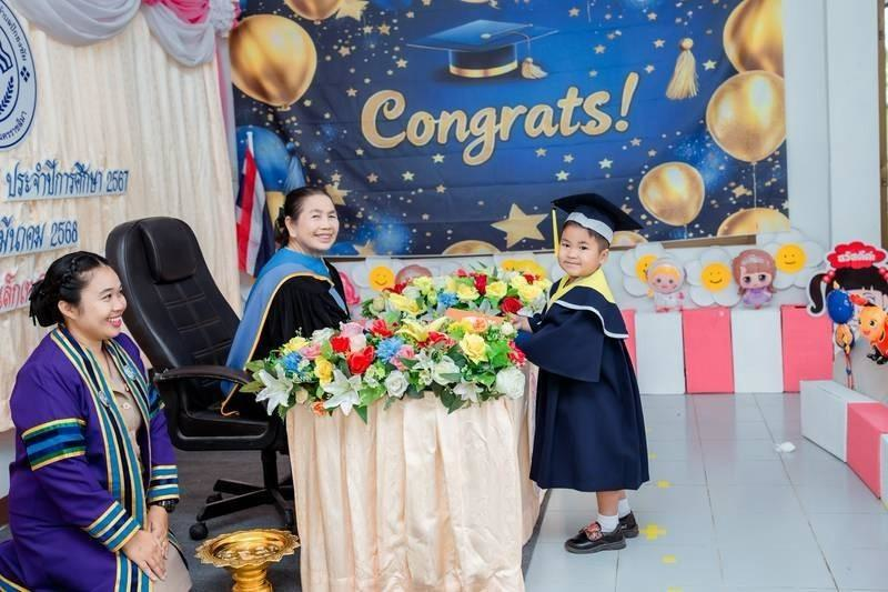 ศูนย์พัฒนาเด็กเล็กเทศบาลตำบลปักธงชัย จัดพิธีมอบวุฒิบัตรบัณฑิตน้อย ประจำปีการศึกษา 2567 วันที่ 21 มีนาคม 2568