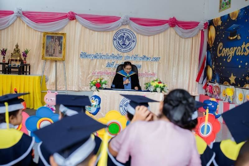 ศูนย์พัฒนาเด็กเล็กเทศบาลตำบลปักธงชัย จัดพิธีมอบวุฒิบัตรบัณฑิตน้อย ประจำปีการศึกษา 2567 วันที่ 21 มีนาคม 2568