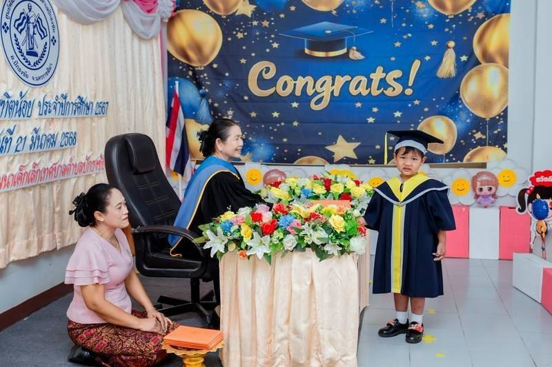 ศูนย์พัฒนาเด็กเล็กเทศบาลตำบลปักธงชัย จัดพิธีมอบวุฒิบัตรบัณฑิตน้อย ประจำปีการศึกษา 2567 วันที่ 21 มีนาคม 2568