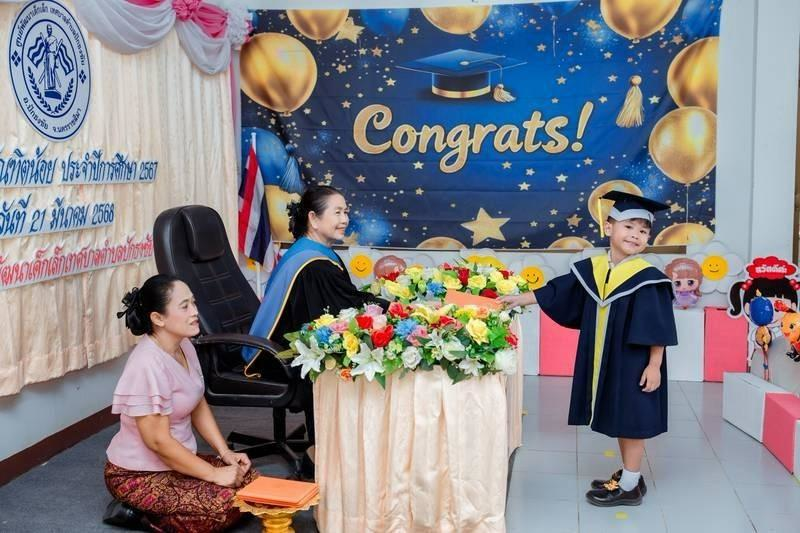 ศูนย์พัฒนาเด็กเล็กเทศบาลตำบลปักธงชัย จัดพิธีมอบวุฒิบัตรบัณฑิตน้อย ประจำปีการศึกษา 2567 วันที่ 21 มีนาคม 2568