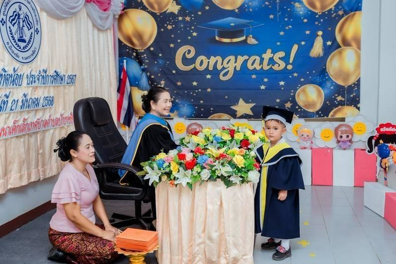 ศูนย์พัฒนาเด็กเล็กเทศบาลตำบลปักธงชัย จัดพิธีมอบวุฒิบัตรบัณฑิตน้อย ประจำปีการศึกษา 2567 วันที่ 21 มีนาคม 2568