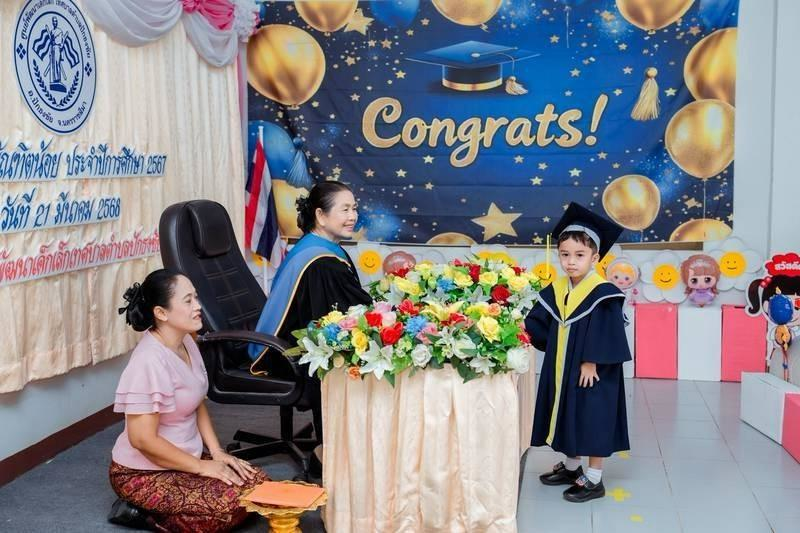 ศูนย์พัฒนาเด็กเล็กเทศบาลตำบลปักธงชัย จัดพิธีมอบวุฒิบัตรบัณฑิตน้อย ประจำปีการศึกษา 2567 วันที่ 21 มีนาคม 2568
