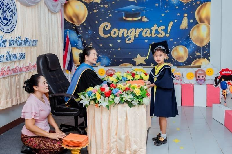 ศูนย์พัฒนาเด็กเล็กเทศบาลตำบลปักธงชัย จัดพิธีมอบวุฒิบัตรบัณฑิตน้อย ประจำปีการศึกษา 2567 วันที่ 21 มีนาคม 2568