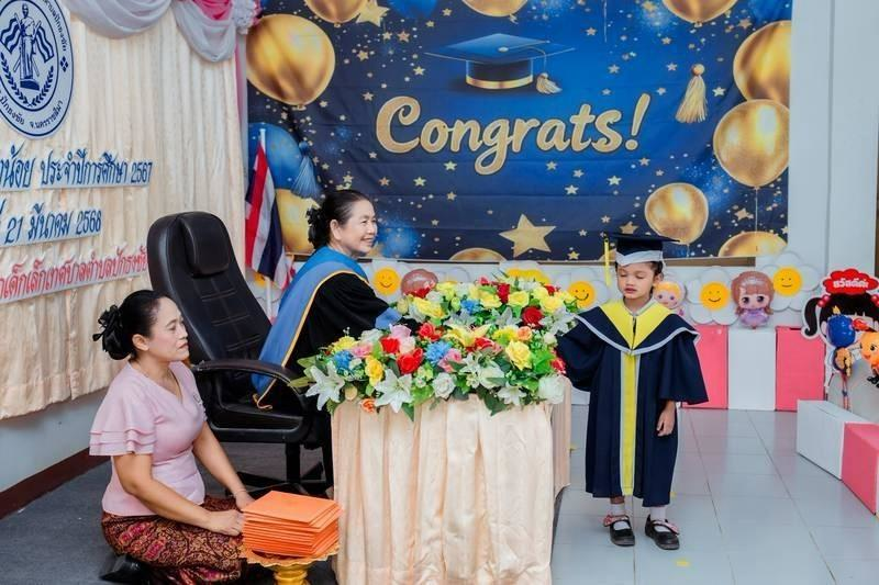 ศูนย์พัฒนาเด็กเล็กเทศบาลตำบลปักธงชัย จัดพิธีมอบวุฒิบัตรบัณฑิตน้อย ประจำปีการศึกษา 2567 วันที่ 21 มีนาคม 2568